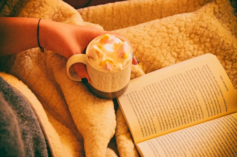 Vin chaud, carré de chocolat, sieste de 17h : autopsie de vos rituels réconfort