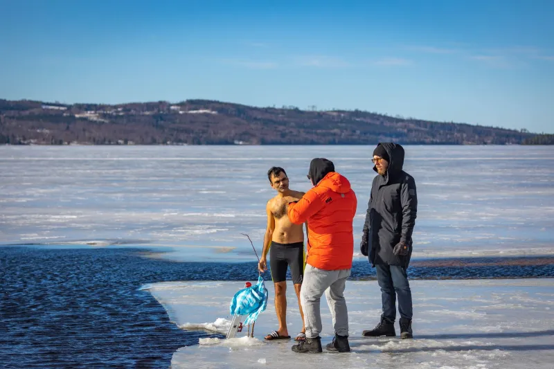 Vinterbadning à la française : ce que l'eau glacée fait vraiment à votre moral (et comment s'y mettre sans finir aux urgences)