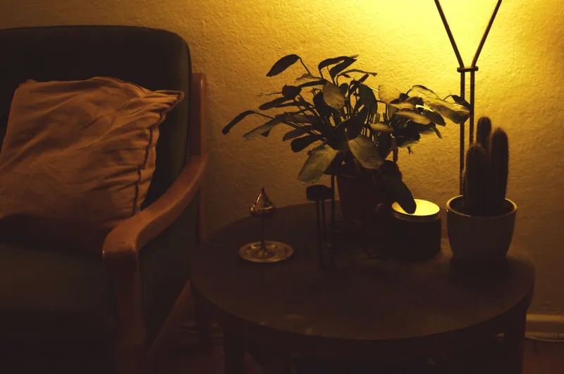 Chasser la grisaille du salon : six idées lumière à petit budget